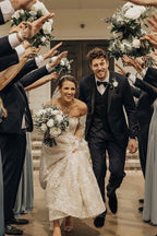 Robe de mariée longue en dentelle, ligne A, décolletée épaules nues avec manches