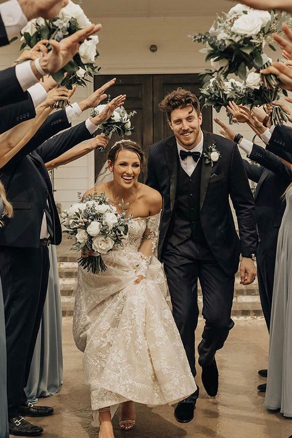 Robe de mariée longue en dentelle, ligne A, décolletée épaules nues avec manches