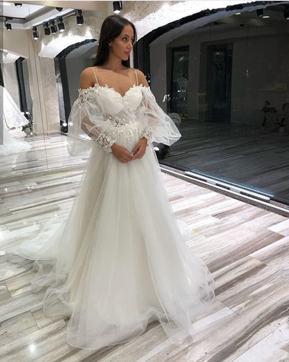 Langes A-Linien-Brautkleid mit schulterfreiem Ausschnitt, Applikationen, Spitze und Tüll