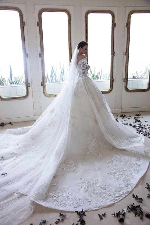 Robe de mariée longue en ligne A, décolletée en cœur, dos nu, ornée d'appliques en dentelle et cristaux, avec manches