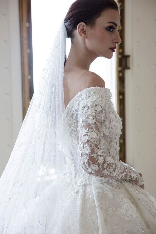 Abito da sposa lungo a linea ad A, scollato sulle spalle, con scollo a cuore, schiena scoperta, applicazioni in pizzo e cristalli, con maniche
