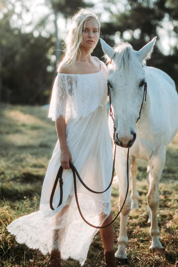 Robe de mariée longue en tulle et dentelle, coupe évasée, décolletée épaules dénudées