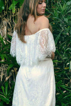 Robe de mariée longue en tulle et dentelle, coupe évasée, décolletée épaules dénudées