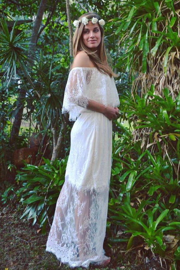 Robe de mariée longue en tulle et dentelle, coupe évasée, décolletée épaules dénudées