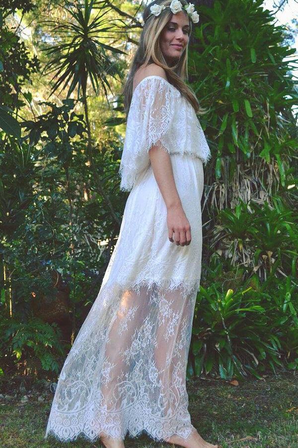 Robe de mariée longue en tulle et dentelle, coupe évasée, décolletée épaules dénudées