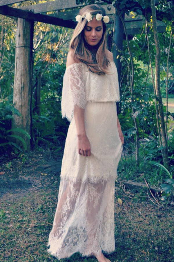 Robe de mariée longue en tulle et dentelle, coupe évasée, décolletée épaules dénudées