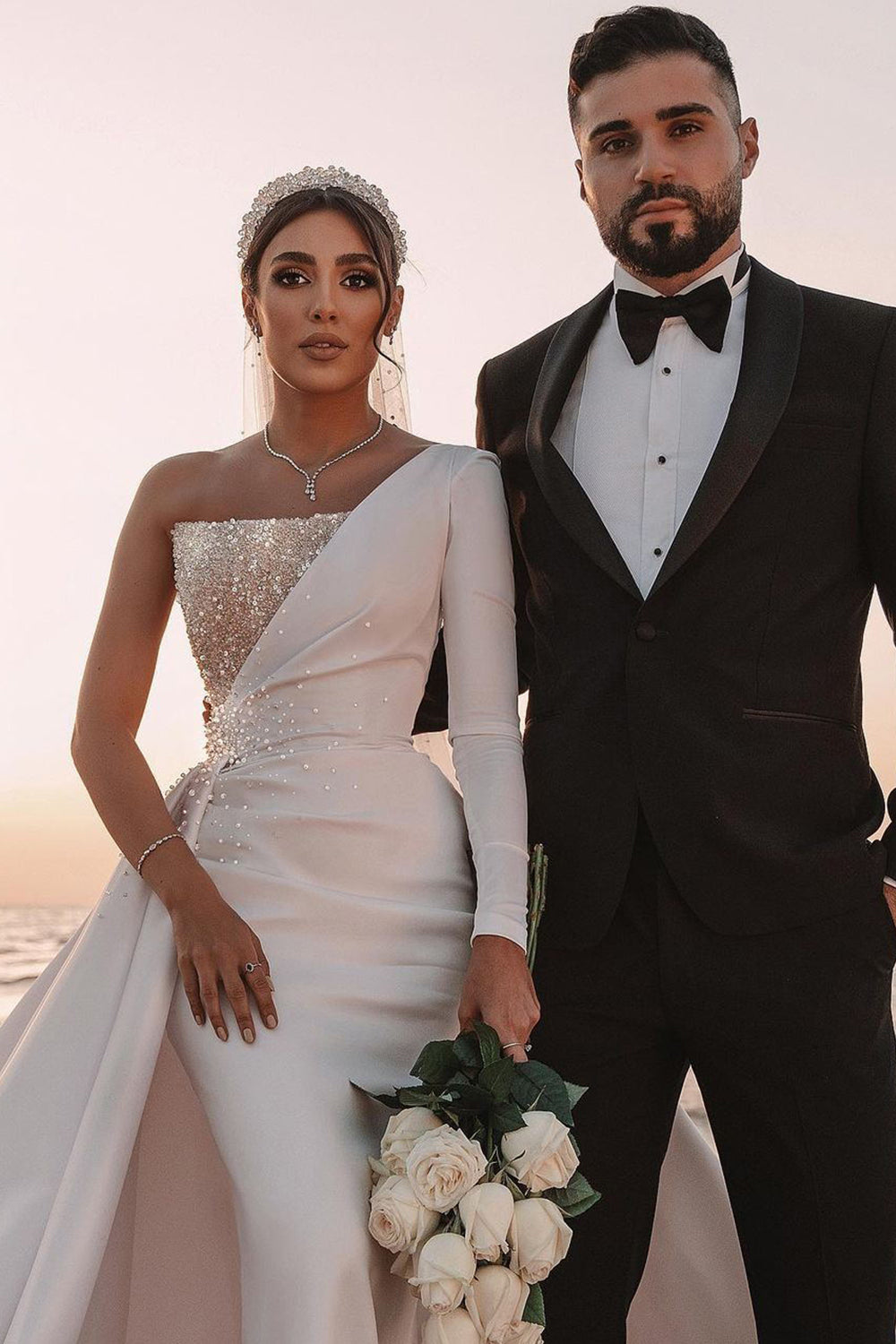 Robe de mariée longue en satin à paillettes, coupe évasée, une épaule, avec manches