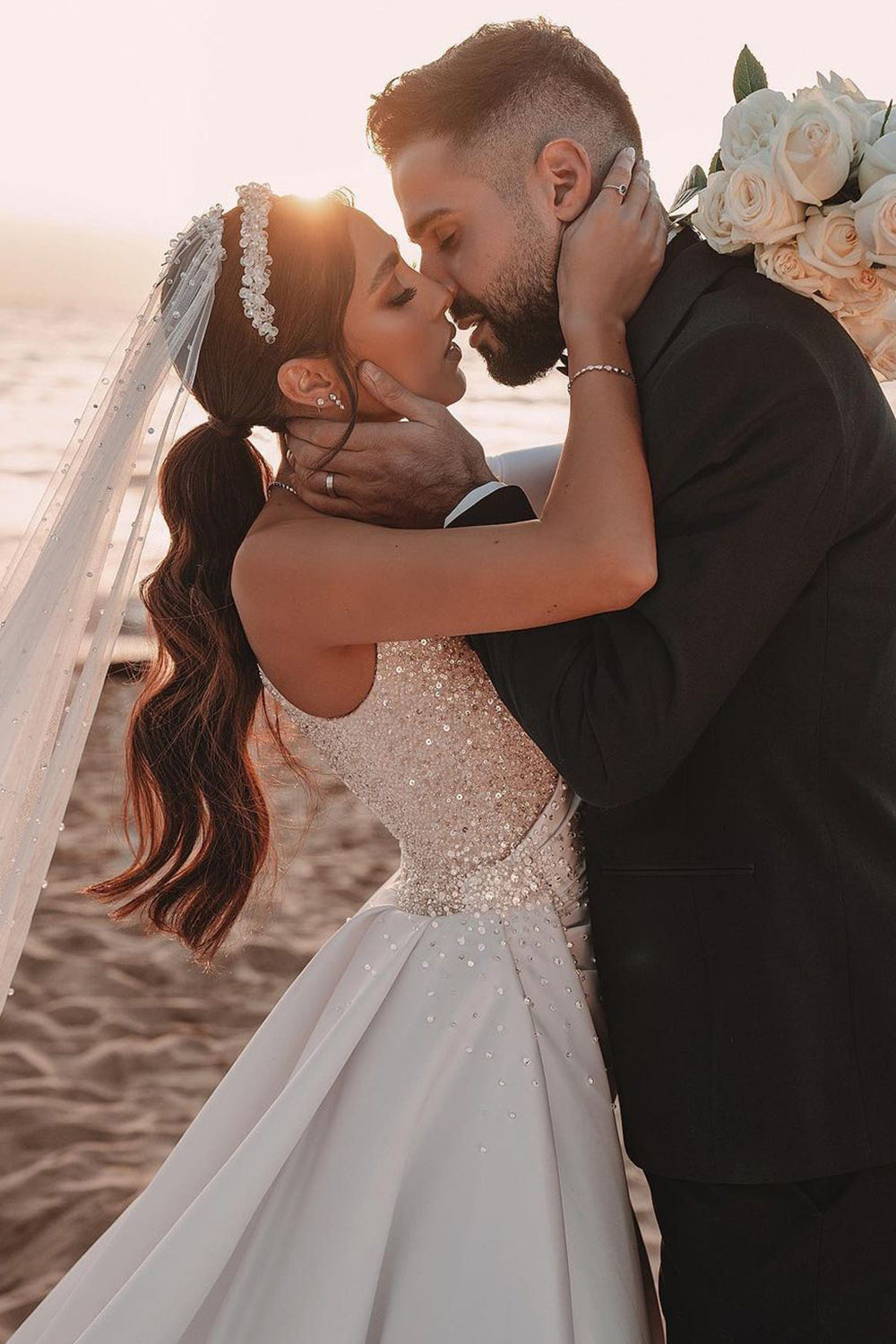 Robe de mariée longue en satin à paillettes, coupe évasée, une épaule, avec manches