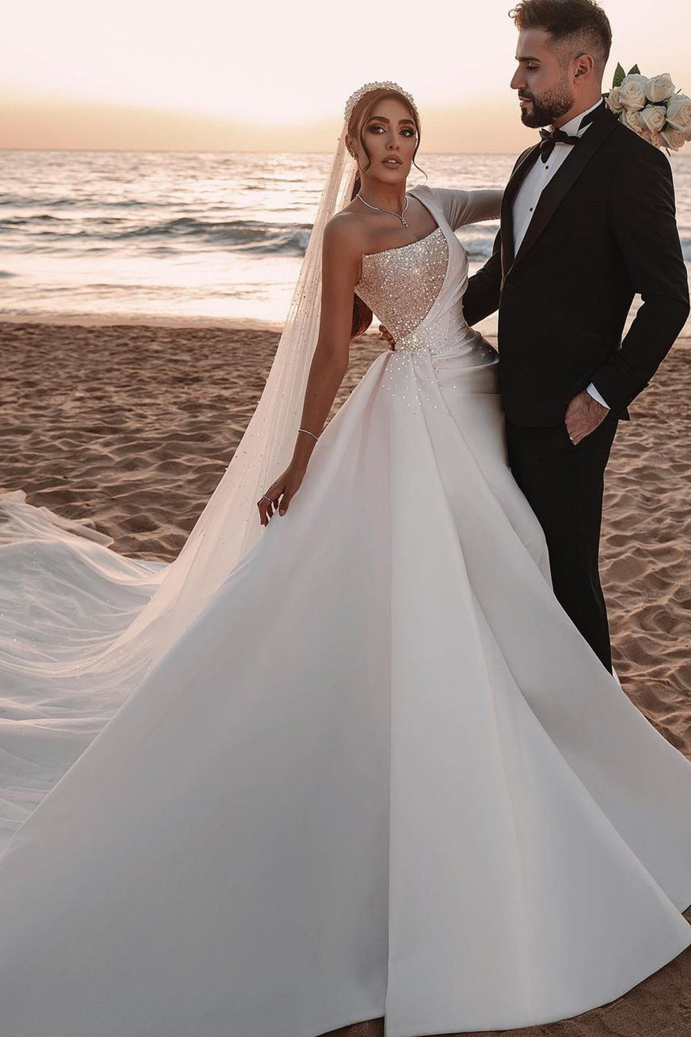 Robe de mariée longue en satin à paillettes, coupe évasée, une épaule, avec manches