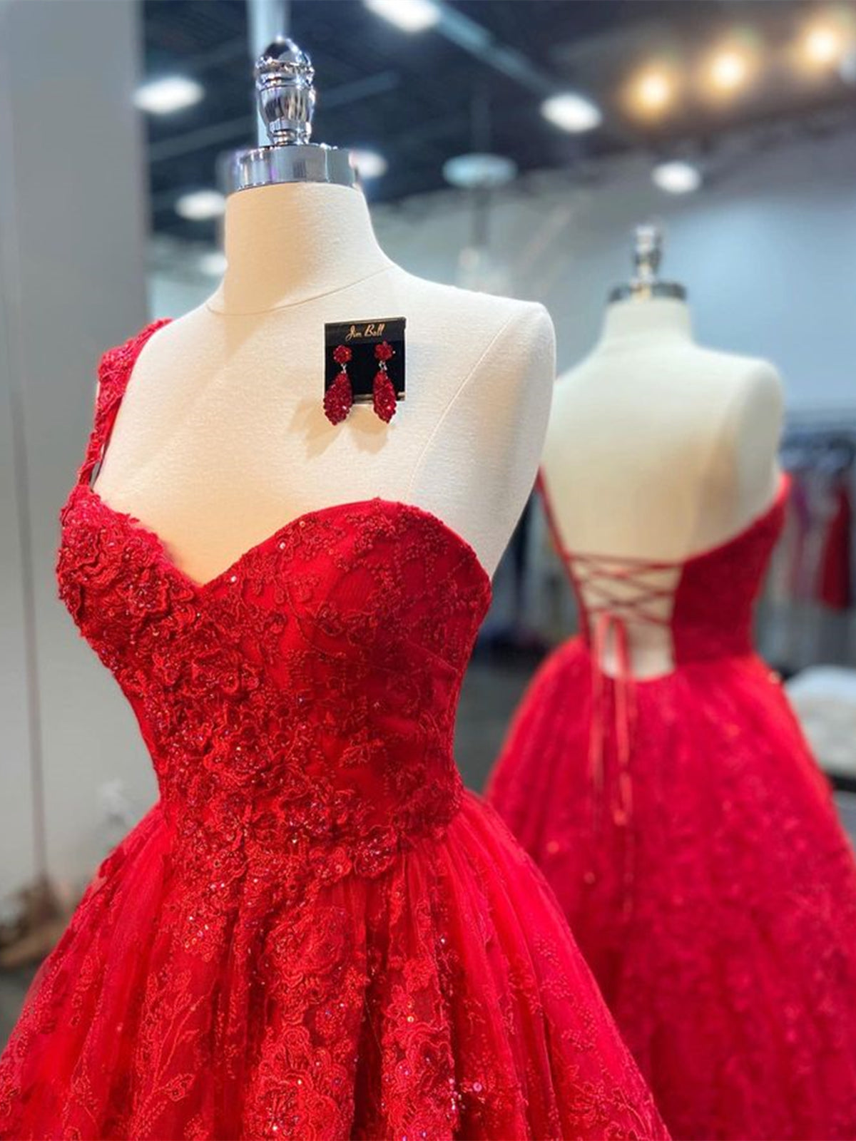 Robe de bal rouge longue en tulle et dentelle, coupe évasée, une épaule, dos nu, tenue de soirée formelle
