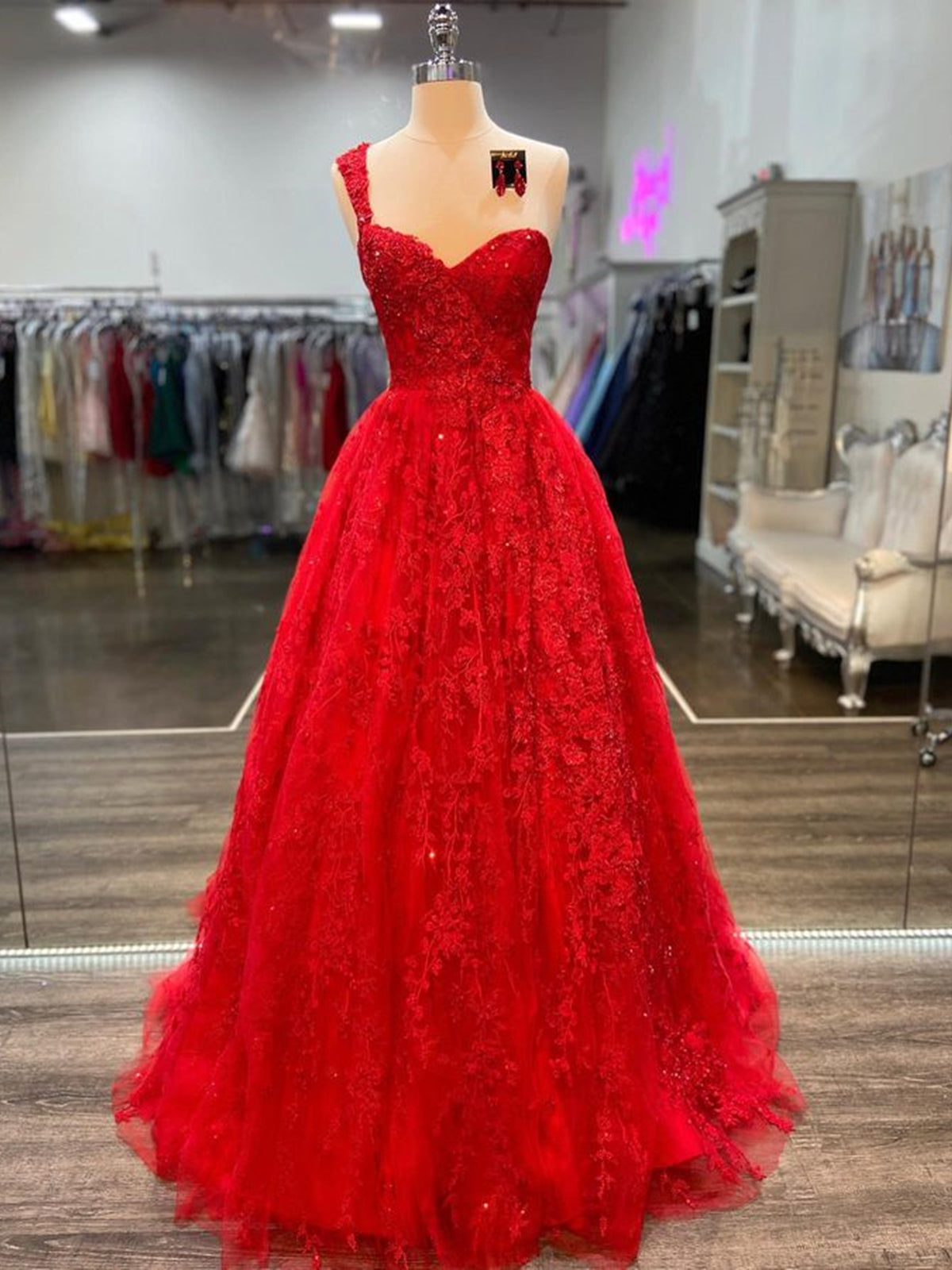 Robe de bal rouge longue en tulle et dentelle, coupe évasée, une épaule, dos nu, tenue de soirée formelle