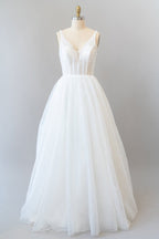 فستان زفاف طويل بقصة على شكل حرف A، ظهر مفتوح، مزين بالترتر، وطبقة تول بدون ظهر