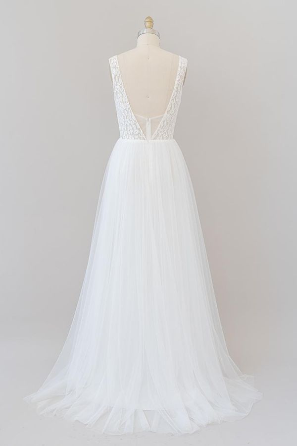Robe de mariée longue en tulle avec dos ouvert, encolure en V et dentelle, coupe évasée
