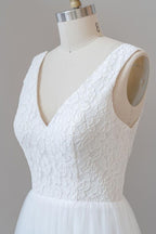 فستان زفاف طويل بقصة على شكل حرف A، ظهر مفتوح، وياقة على شكل حرف V، من الدانتيل والتول