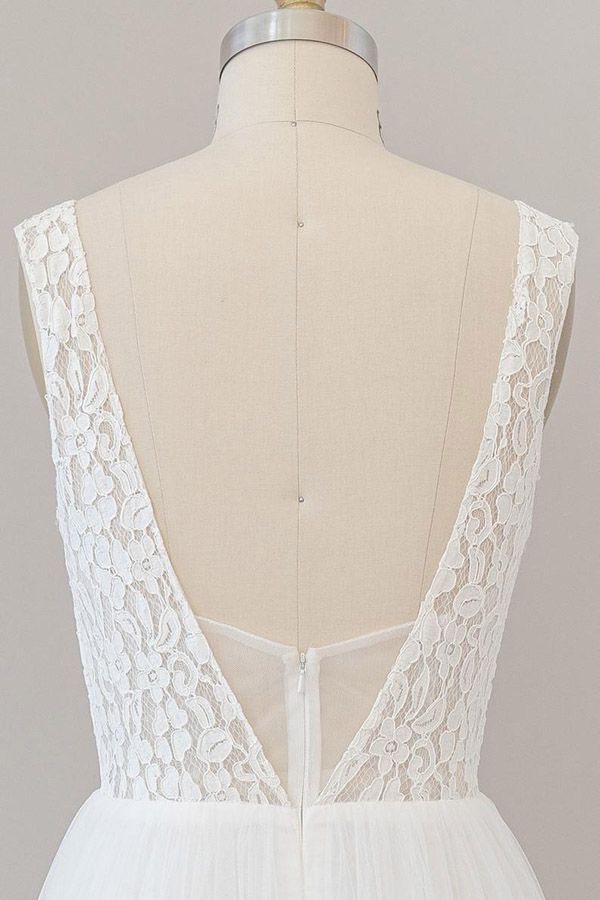 فستان زفاف طويل بقصة على شكل حرف A، ظهر مفتوح، وياقة على شكل حرف V، من الدانتيل والتول