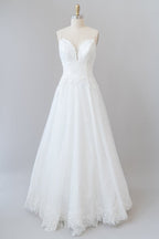 فستان زفاف طويل على شكل حرف A بحمالات رفيعة وتطريزات من التول بدون ظهر