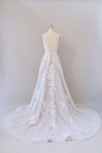 Langes rückenfreies A-Linien-Brautkleid mit Spaghettiträgern und Spitzenapplikationen