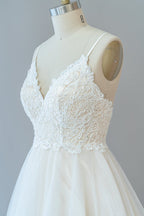 فستان زفاف طويل على شكل حرف A بحمالات رفيعة من الدانتيل والتول بدون ظهر