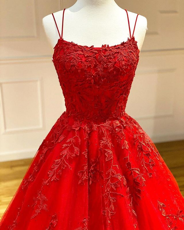Robe de bal longue en tulle avec bretelles spaghetti, dos ouvert et dentelle en ligne A