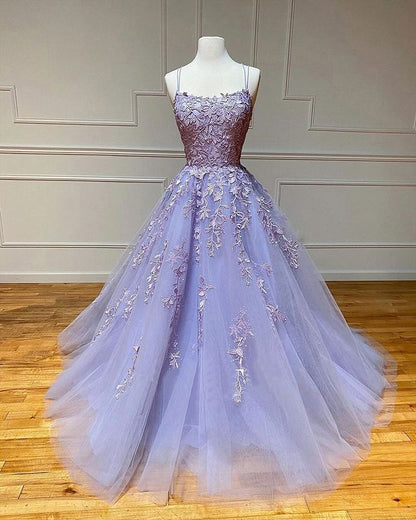 Langes A-Linien-Ballkleid mit Spaghettiträgern, Spitze und Tüll und offenem Rücken