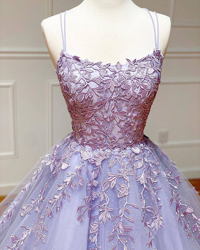 Langes A-Linien-Ballkleid mit Spaghettiträgern, Spitze und Tüll und offenem Rücken