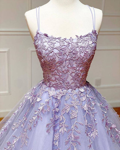 Langes A-Linien-Ballkleid mit Spaghettiträgern, Spitze und Tüll und offenem Rücken