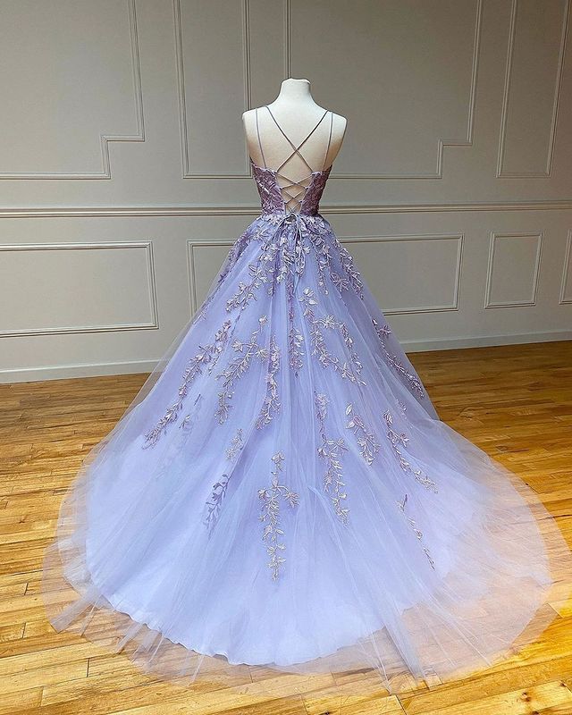 Langes A-Linien-Ballkleid mit Spaghettiträgern, Spitze und Tüll und offenem Rücken