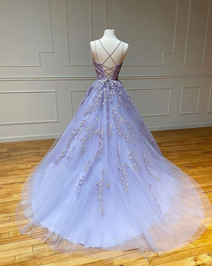 Langes A-Linien-Ballkleid mit Spaghettiträgern, Spitze und Tüll und offenem Rücken