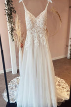 Robe de mariée longue en ligne A avec fines bretelles, appliques en forme de cœur, dentelle et tulle