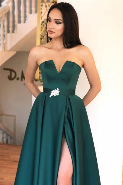 Vestido de noche largo de satén con abertura, sin tirantes ni espalda descubierta y corte A
