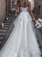 Robe de mariée longue en ligne A, bustier sans bretelles, traîne balayante, en dentelle et tulle, sans manches