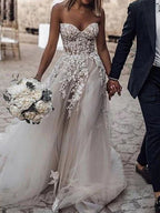Robe de mariée longue en ligne A, bustier sans bretelles, traîne balayante, en dentelle et tulle, sans manches