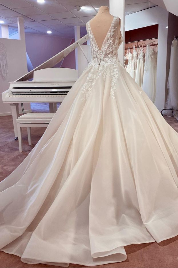 Robe de mariée longue en ligne A, dos nu en dentelle avec appliques cœur