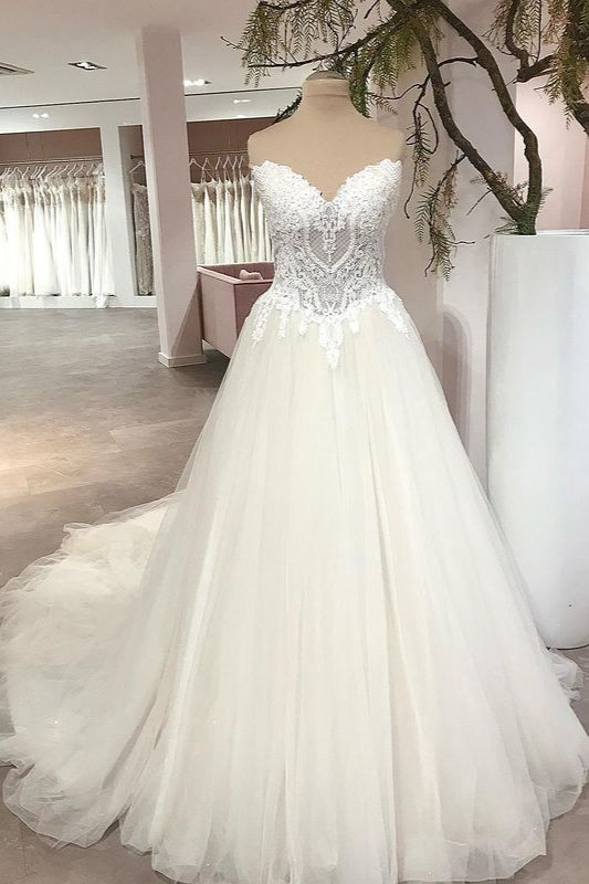 Robe de mariée longue en tulle, dos nu, en forme de A, avec appliques en dentelle et décolleté cœur