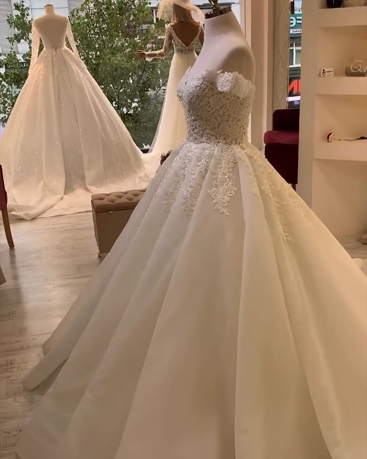 Robe de mariée longue en ligne A, décolleté cœur, épaules dénudées, appliques en dentelle et volants