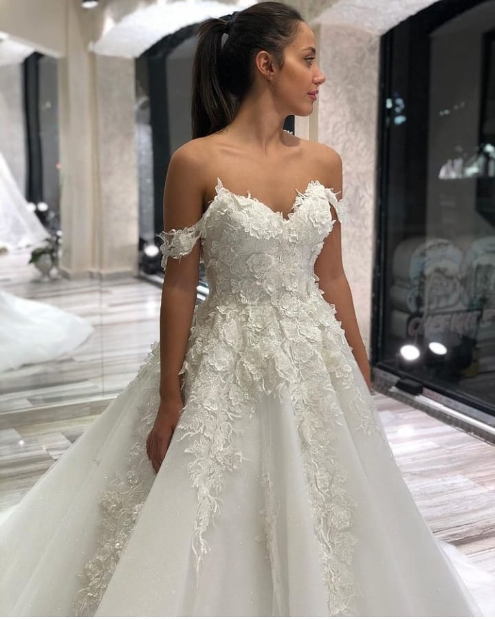 Robe de mariée longue en tulle avec appliques en dentelle, décolleté cœur et épaules dénudées, coupe évasée