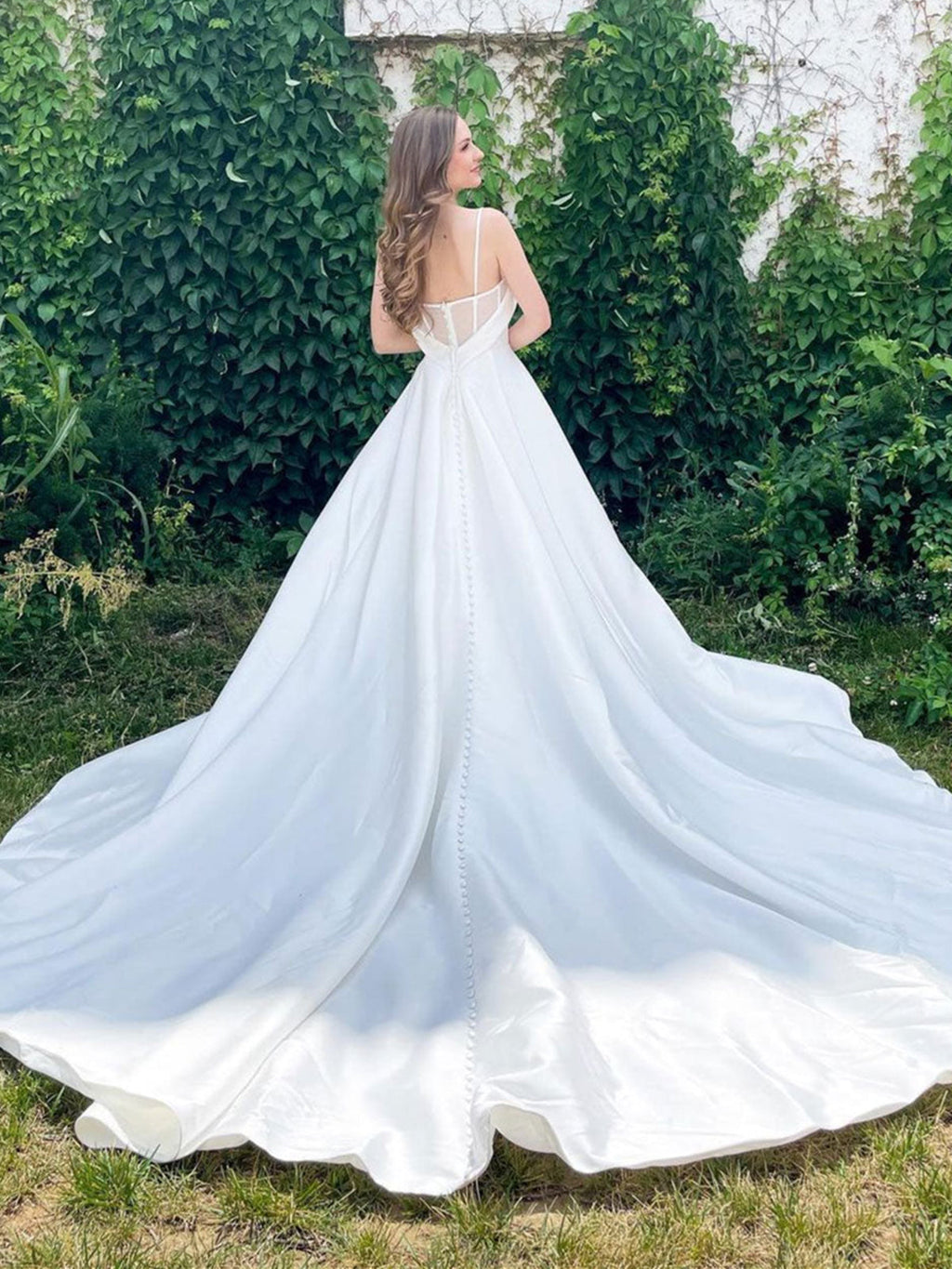 Robe de mariée longue en satin, coupe évasée, décolleté cœur, dos ouvert, avec poches