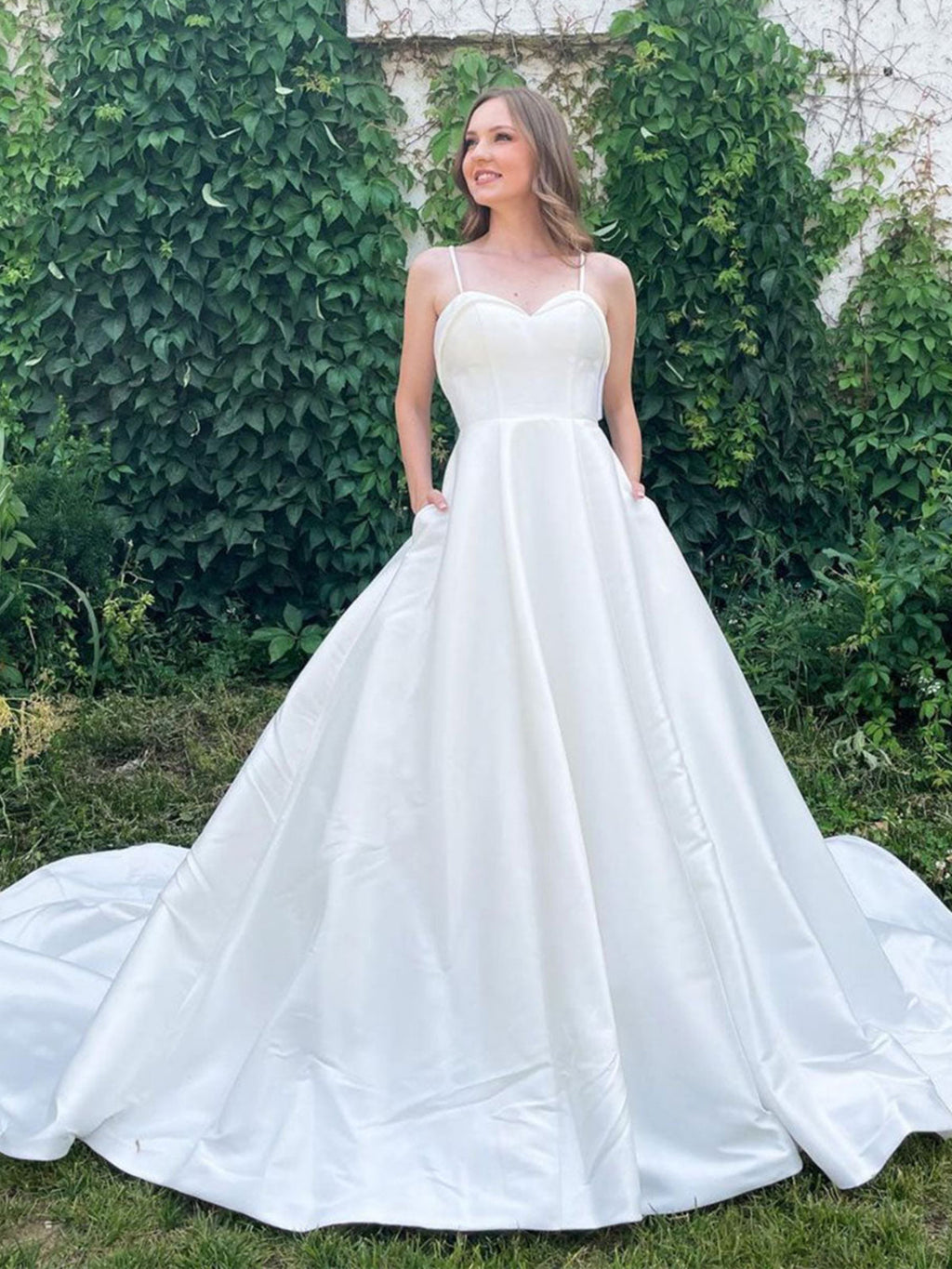 Robe de mariée longue en satin, coupe évasée, décolleté cœur, dos ouvert, avec poches