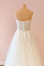 فستان زفاف طويل بقصة على شكل حرف A، بياقة قلب، مزين بتطريزات من التول والدانتيل