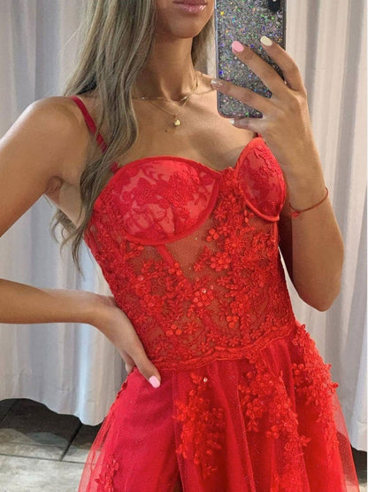 Langes A-Linien-Ballkleid mit Herzausschnitt und Tüllspitze und Schlitz in Rot
