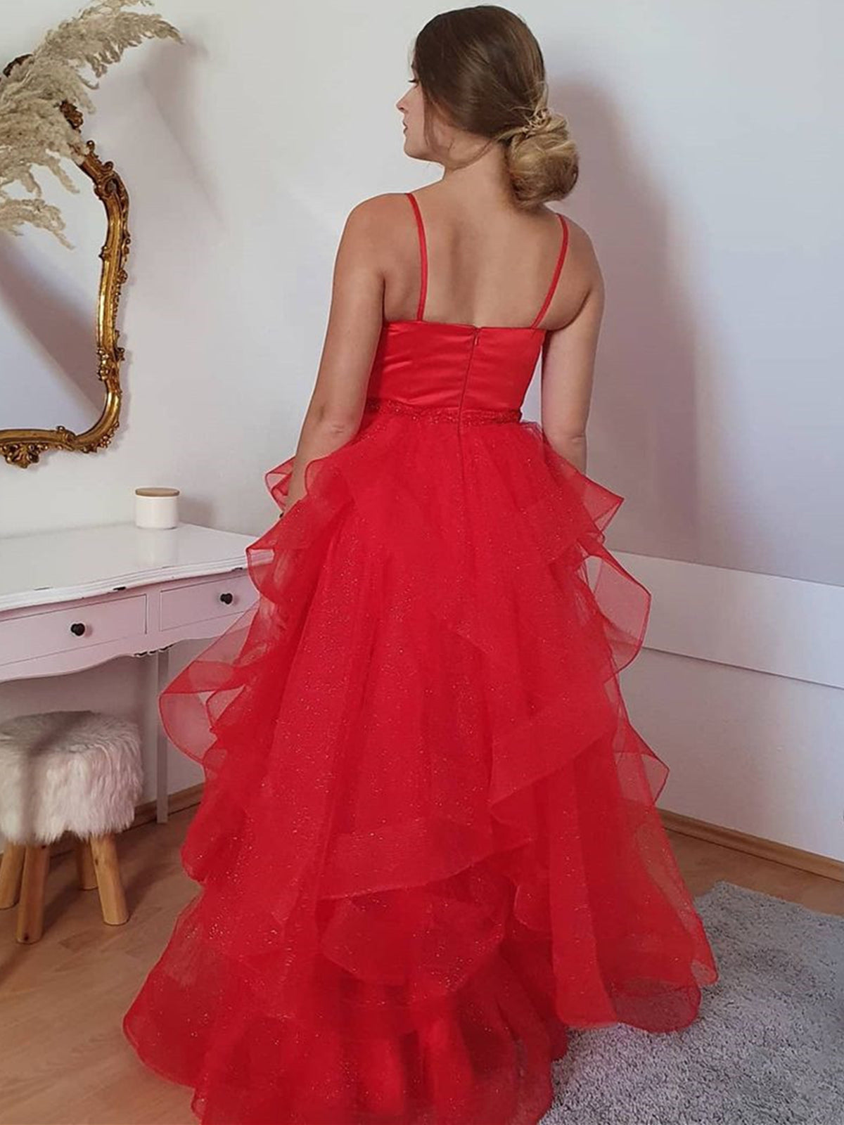 Vestido de baile vermelho formal comprido em tule com decote coração e corte evasê