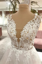 Robe de mariée longue en tulle ligne A à décolleté cœur avec dentelle appliquée