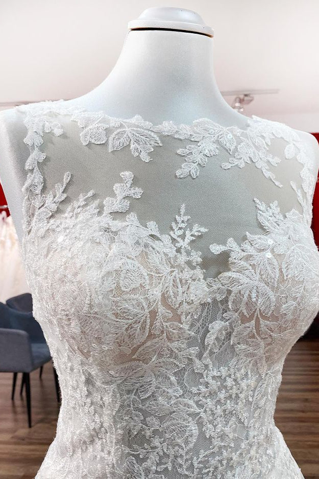 Vestidos de Noiva Longos em Tule com Aplicações de Renda e Pedraria em Corte A