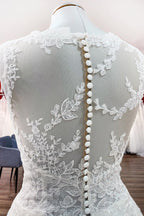 Robes de mariée longues en tulle à jupe évasée avec appliques en dentelle ornées de bijoux