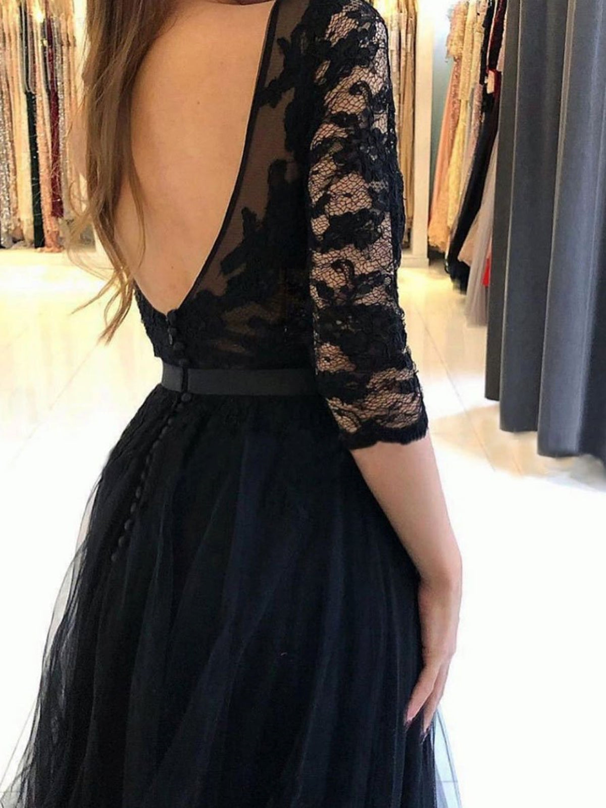 Vestidos formais compridos em tule com renda, costas abertas, racha frontal e mangas compridas até meio braço, corte em linha A