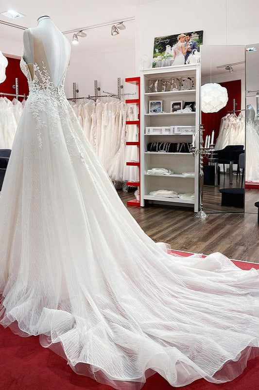 Vestido de Noiva Longo em Tule com Corte em A, Sem Mangas, Folhos e Decote com Pedraria, Aplicações de Renda