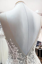 فستان زفاف طويل على شكل حرف أ من التول بدون أكمام مع كشكش وزينة مجوهرات وتطريزات دانتيل