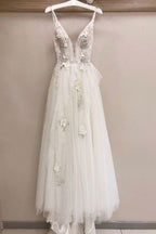 فستان زفاف طويل على شكل حرف A من التول برقبة على شكل V وتطريز دانتيل