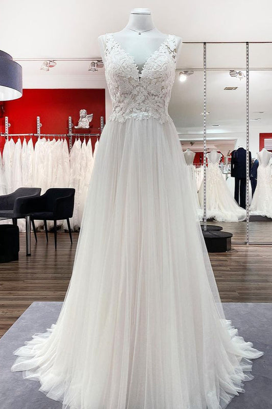 Langes A-Linien-Brautkleid aus Tüll mit V-Ausschnitt und offenem Rücken und Spitzenapplikationen