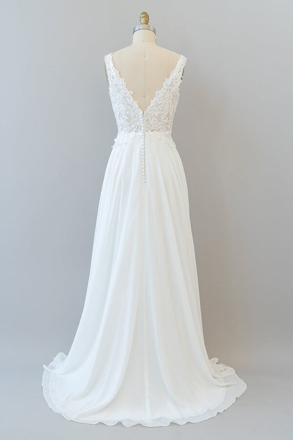Robe de mariée longue en mousseline avec appliques en dentelle et encolure en V évasée